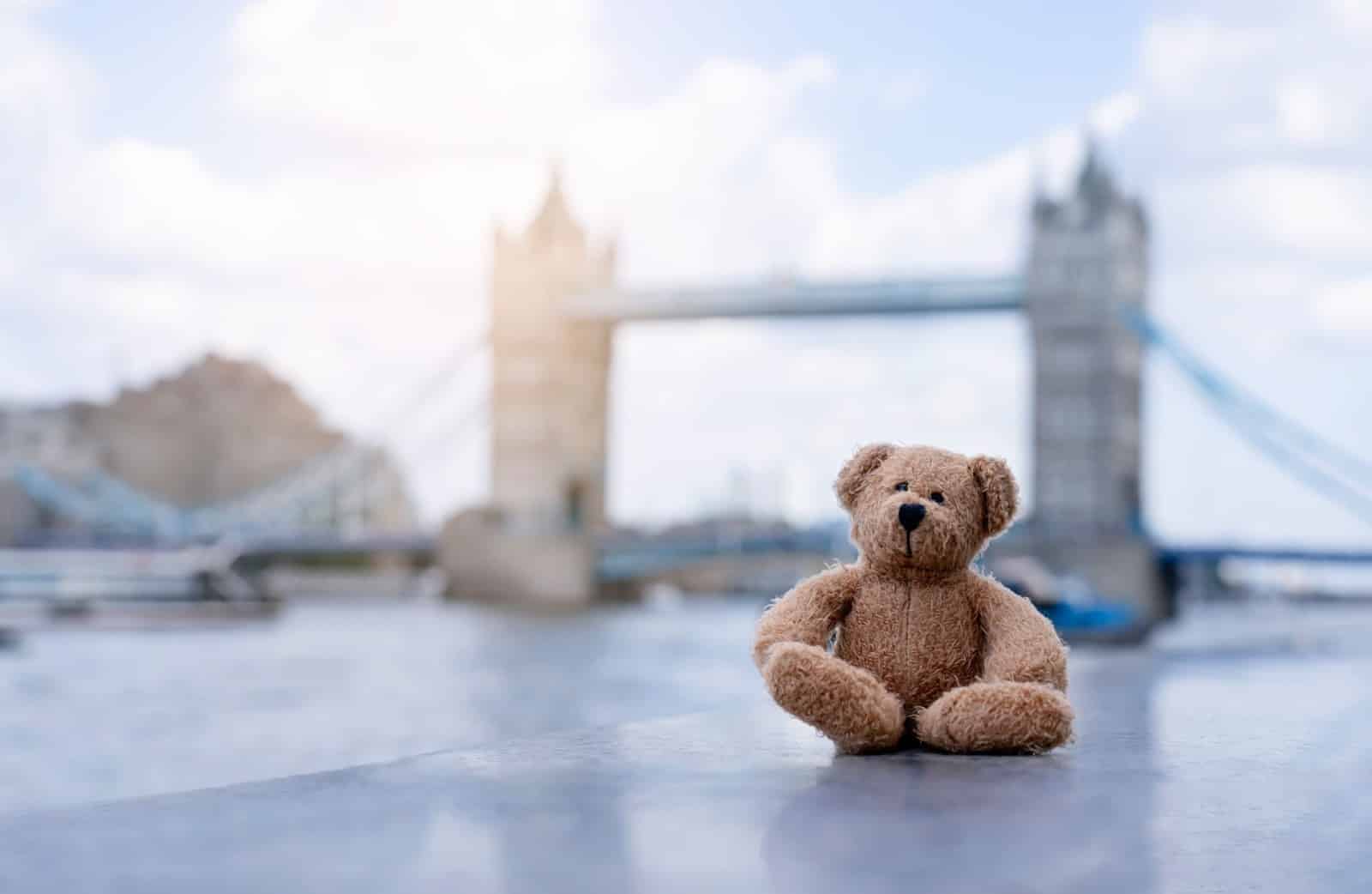 teddy bear on the background of the tower bridge